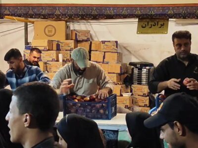 فیلم| توزیع میوه و آبمیوه توسط خادمین موکب اوقاف مازندران در سامرا