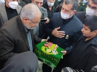 قهرمان کشتی مازندران مدال خود را به خانواده شهید سلیمانی اهدا کرد