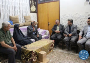 فرماندار مرکز مازندران به دیدار خانواده شهید علی مهربانیان رفت