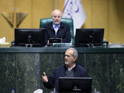 رئیس جمهور در مجلس؛تورم در کشور ناشی از کسری بودجه دولت و بی نظمی بانک ها می باشد/دولت تلاش می کند سفره مردم کوچک تر نشود